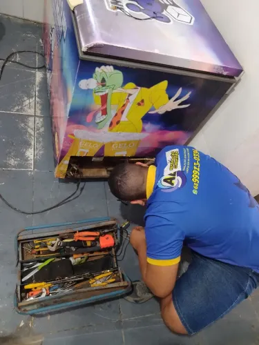 Instalação e limpeza de ar condicionado e conserto de geladeiras.