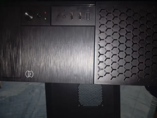 GABINETE TGT COM PLACA-MÃE E PROCESSADOR