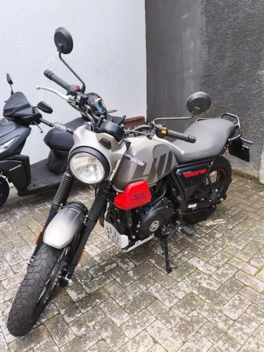 Royal Enfild Scram 411cc / Ano-modelo 2023 (nova) com apenas 7000 mil kms rodados!!! Preço