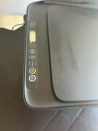 Impressora hp Desskjet 2774 fucinando na caixa