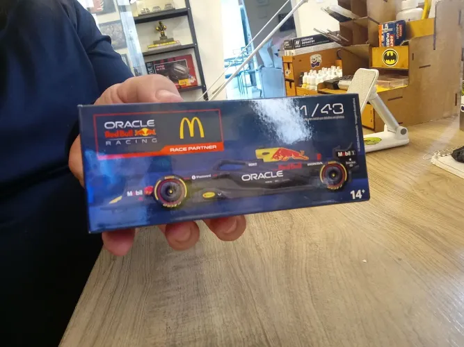Miniatura colecionável fórmula 1 Red Bull Racing escala 1/43