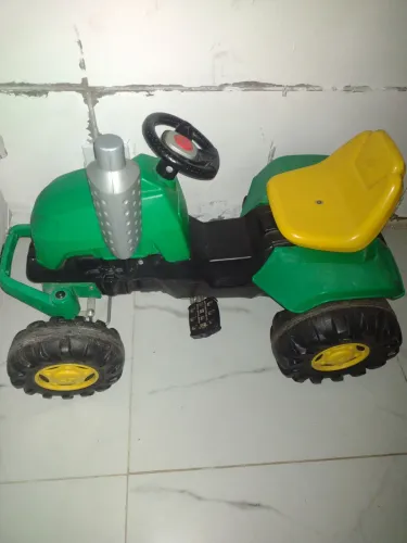 Vendo trator de criança até 7 anos de pedal ótimo estado sem detalhes dispenso curiosos 