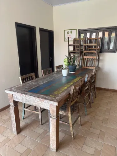 Mesa 12 cadeiras e Bistrô 4 banquetas, madeira de demolição