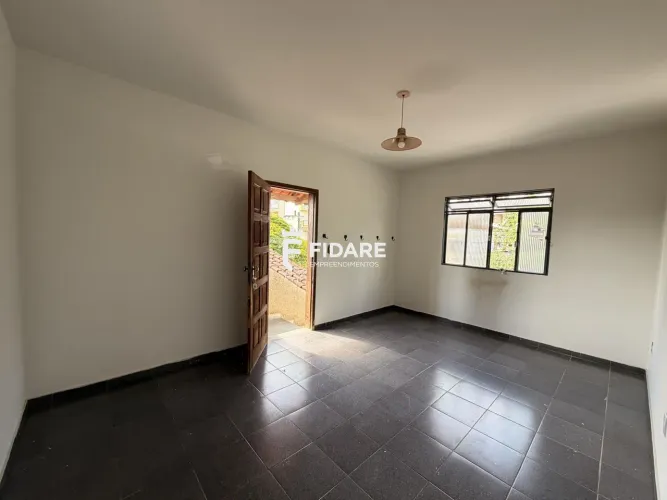 Casa comercial ampla para locação em região privilegiada do bairro Melo