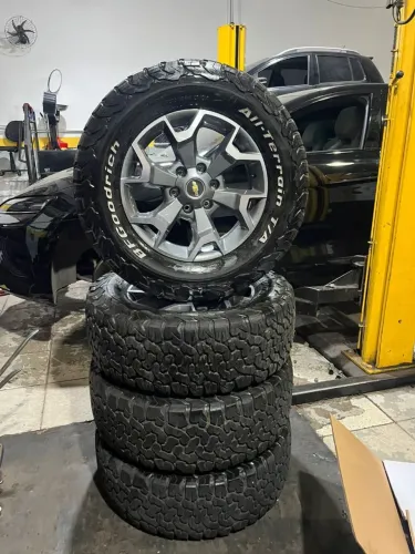 Rodas aro 18 GM S10 mais pneus 275 65 18