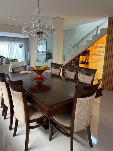 Mesa com cadeiras