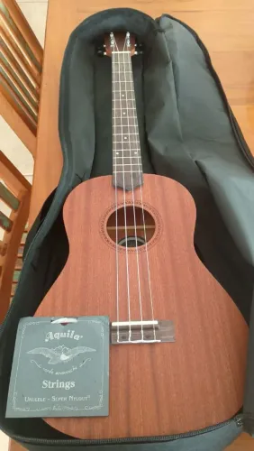 UKULELE BARITONO STRINBERG