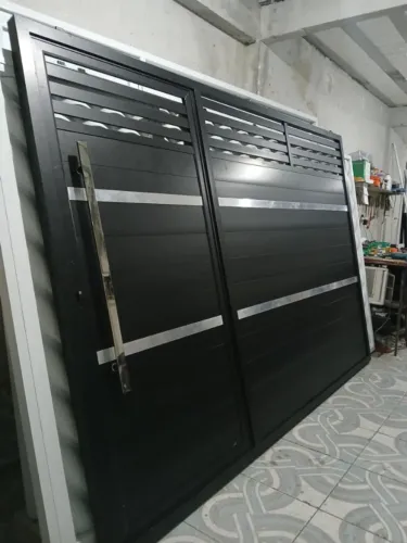 LINDOS PORTÕES DE GARAGEM EM ALUMINIO PRETO.
