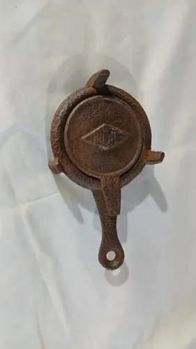 Antigo fogareiro de ferro fundido. 