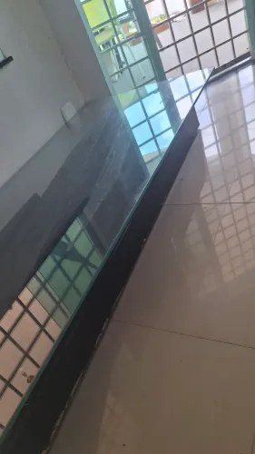 Vendo mesa de centro com tampo de vidro