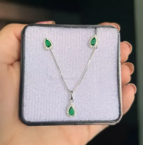 Conjunto em Prata com Pedras Verdes Lapidadas