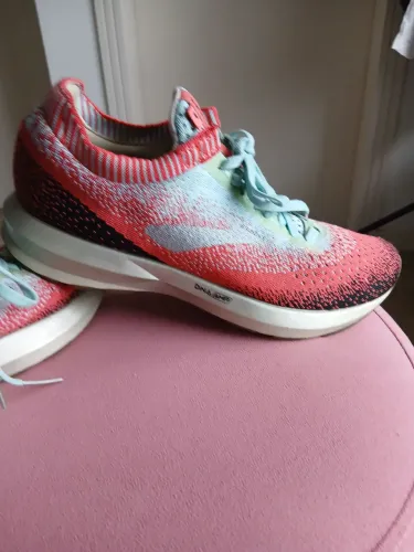 Tenis importado nimero 37 , usado somente uma vez.