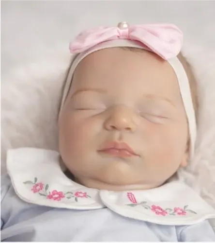 Bebe reborn realista, molde Laura, acompanha mini enxoval