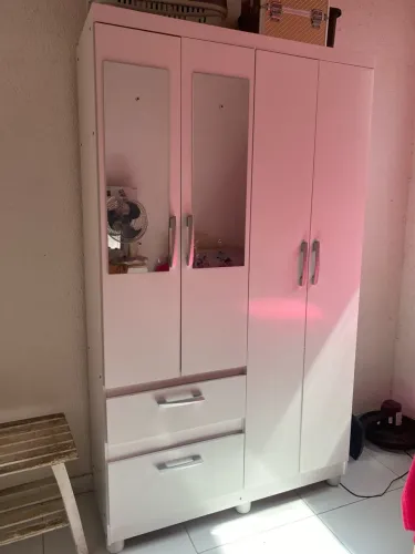 Guarda-roupa, quatro portas e super espaçoso.