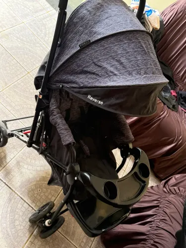 Carrinho de bebê com bebê conforto