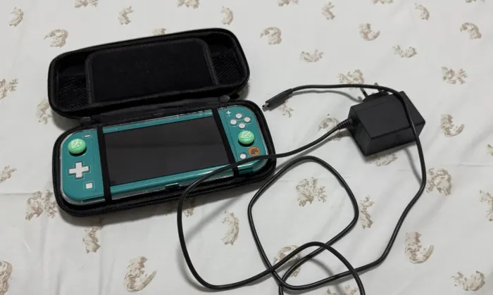 Nintendo Switch Lite + Dois Controles 8bitdo