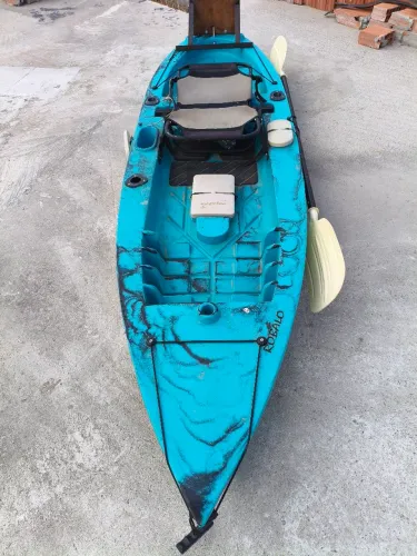 Caiaque robalo com suporte para motor.