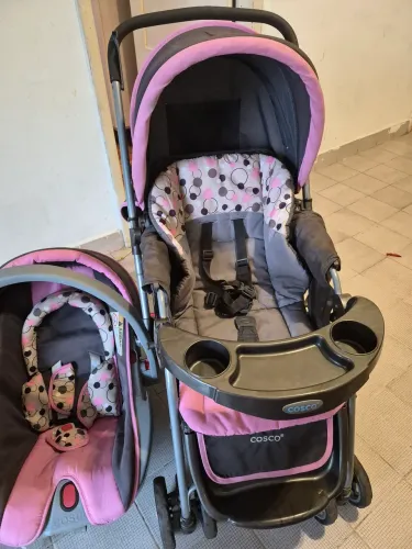 Carrinho de bebê + bebê  conforto