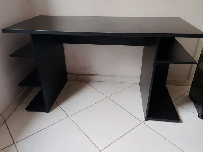 Mesa gamer com pratileiras