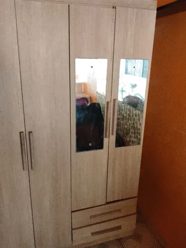 Vende-se um guarda-roupa em excelente estado