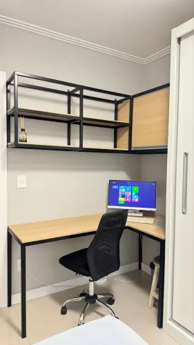 Escrivaninha com prateleiras