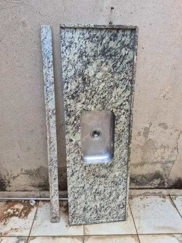 Pia em granito com Cuba em aço inox