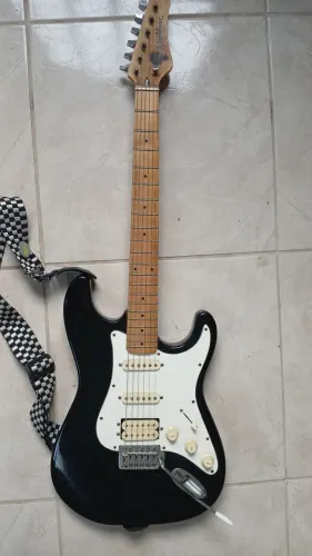 Guitarra Lyon By Washburn Stratocaster HSS Preta - Usada