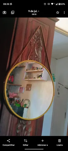 Espelho redondo dourado com alça de couro