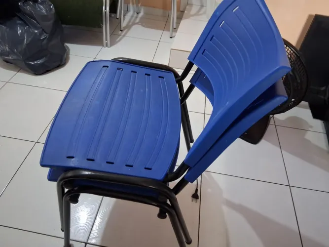 2 (duas) Cadeiras para recepção R$ 100 00