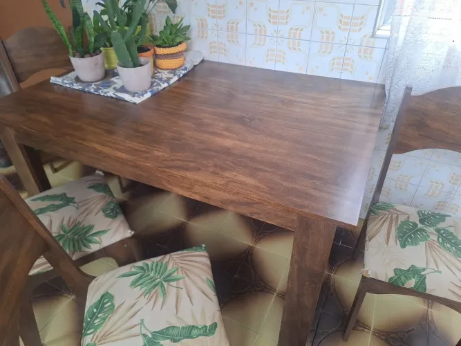 Jogo de Mesa de Jantar 1,40m com 4 Cadeiras em Madeira