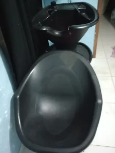 Lavatório de salão de beleza em ótimo estado de conservação.