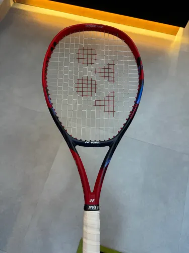 Raquete Yonex Vcore 100 L3