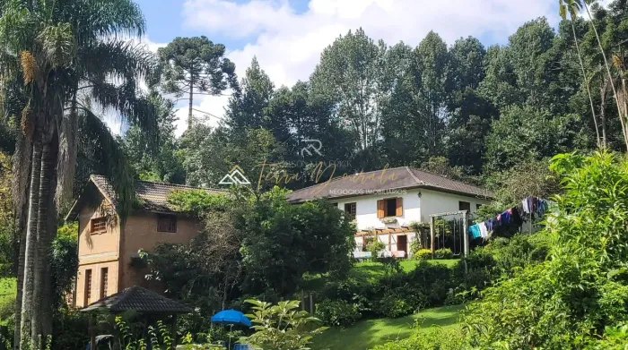 Sítio de 5 alqueires à poucos minutos de Campos do Jordão SP e Piranguçu MG à venda.