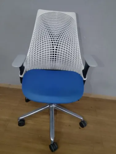 Cadeira de Escritório Marca Herman Miller Sayl Chair - cor Branco e azul