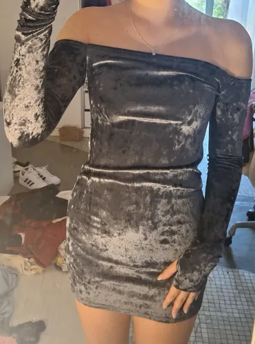 Vestido justo manga longa de veludo