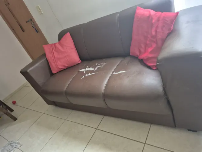 Sofá 3 lugares courino 