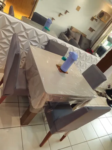 Mesa de jantar com 4 cadeiras