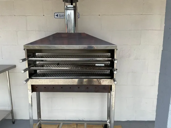 Churrasqueira carrinho em inox com 3 grelhas.