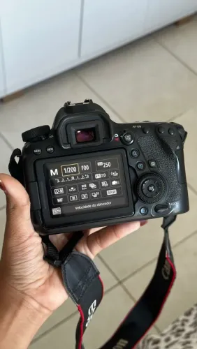 Cânon 6D MARK II <br>1 carregador <br>1 bateria <br>1 alça de câmera