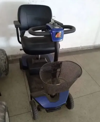 Scooter para idosos e/ou deficientes.