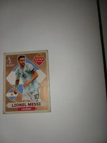 Messi Bronze copa 2022 obs: o bronze desbotada e 1 leve dobrada no canto em baixo .