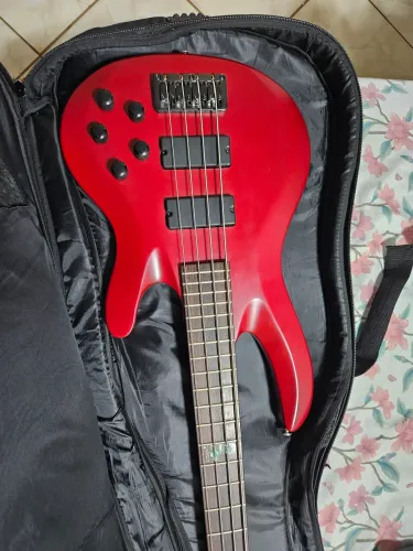Vendo baixo ativo de 4 cordas fábricado por Luthier ART guitars