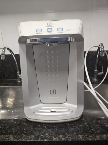 Purificador de Água Electrolux Frio/Gelado/Natural usado