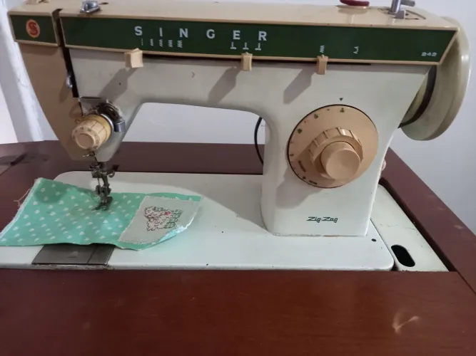 Máquina de costura singer antiga funcionando perfeitamente bem