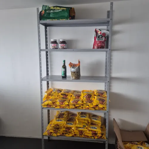 Estante com prateleiras