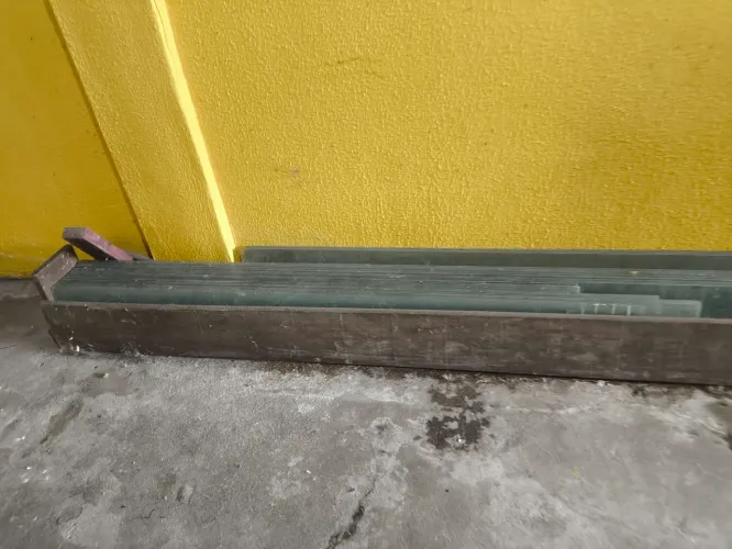 Vende se prateleiras de vidro