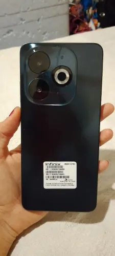 Um celular da marcar infinix,256 GB,5000 mAh e uma câmera principal de 50 MP