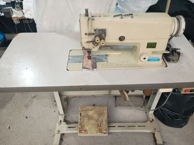 Vendo máquina pespontadeira 2 agulhas.