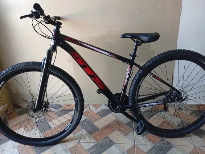 Bike Aro 29 Gts Supreme Quadro Alumínio 24v Freio Disco Cor Preto vermelho montada 17