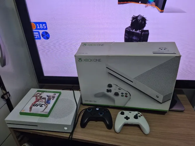 Xbox One S 500GB 2 controles 1 jogo na caixa.